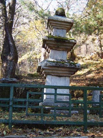 신라 경애왕 때 창건되었다고 전해지는 황산사 3층 석탑, 등산로 중턱에서 만날 수 있다. 